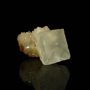 Un ensemble de cristaux de fluorite de Montroc, c'est une pièce pour collectionneur de minéraux.