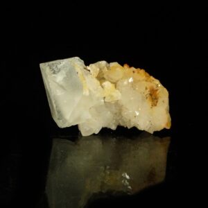 Un ensemble de cristaux de fluorite de Montroc, c'est une pièce pour collectionneur de minéraux.