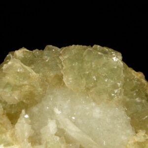 Un ensemble de cristaux de fluorite de la mine de Fontsante, c'est une pièce pour collectionneur de minéraux.