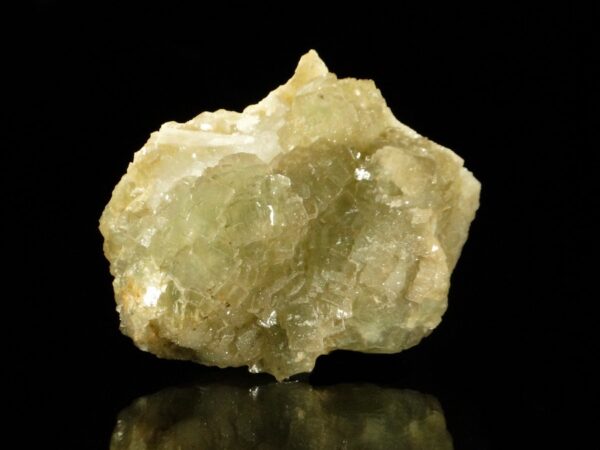 Un ensemble de cristaux de fluorite de la mine de Fontsante, c'est une pièce pour collectionneur de minéraux.