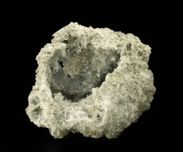 Une géode de cristaux de célestine de Madagascar, c'est une pièce pour collectionneur de minéraux.