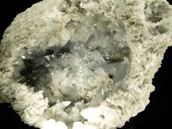 Une géode de cristaux de célestine de Madagascar, c'est une pièce pour collectionneur de minéraux.