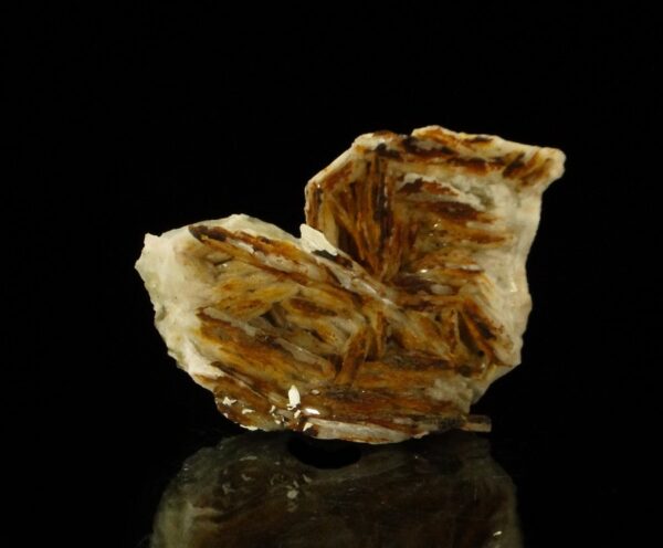Ce sont des cristaux de cérusite sur de la baryte, de la mine du Rossignol, Chaillac, c'est une pièce pour collectionneur de minéraux.