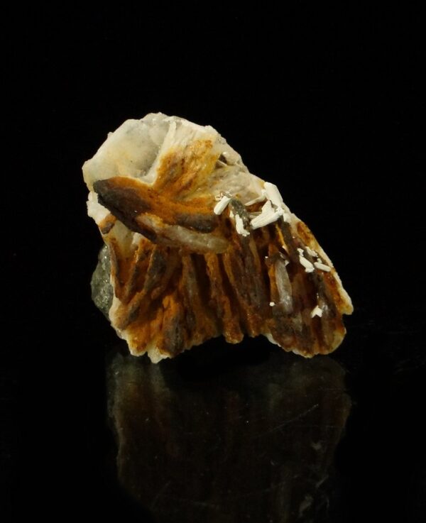 Ce sont des cristaux de cérusite sur de la baryte, de la mine du Rossignol, Chaillac, c'est une pièce pour collectionneur de minéraux.