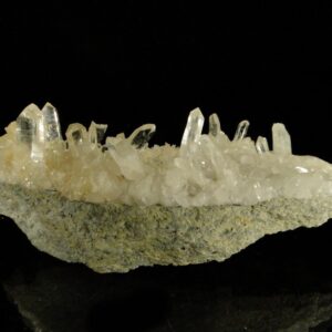 Un ensemble de cristaux de quartz de l'Isère, c'est une pièce pour collectionneur de minéraux.