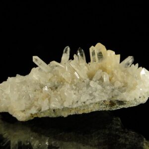 Un ensemble de cristaux de quartz de l'Isère, c'est une pièce pour collectionneur de minéraux.