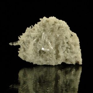 Un ensemble de cristaux de quartz de l'Isère, c'est une pièce pour collectionneur de minéraux.