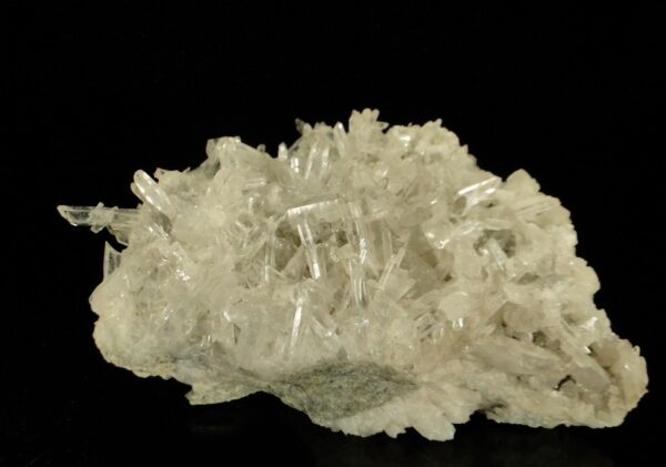 Un ensemble de cristaux de quartz de l'Isère, c'est une pièce pour collectionneur de minéraux.