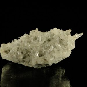 Un ensemble de cristaux de quartz de l'Isère, c'est une pièce pour collectionneur de minéraux.