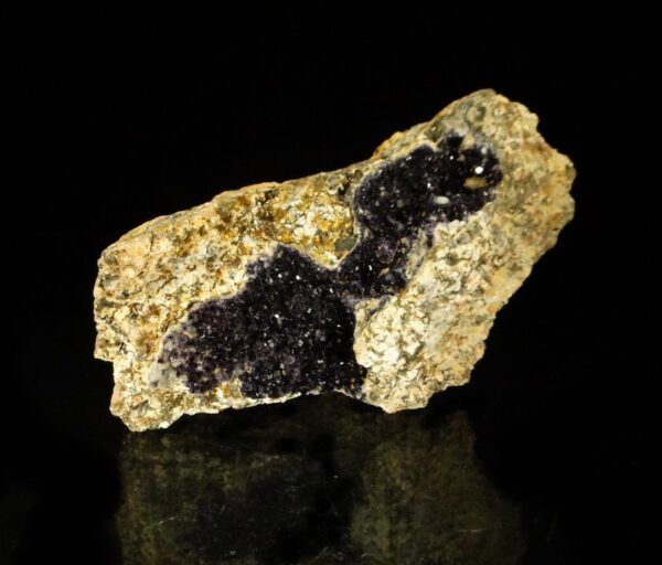 Un ensemble de cristaux de fluorite de Néris les Bains, dans l'Allier, c'est une pièce pour collectionneur de minéraux.