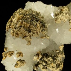 Ce sont des cristaux de quartz recouverts de sidérite et de pyrite, c'est une pièce du Maroc pour collectionneur de minéraux.