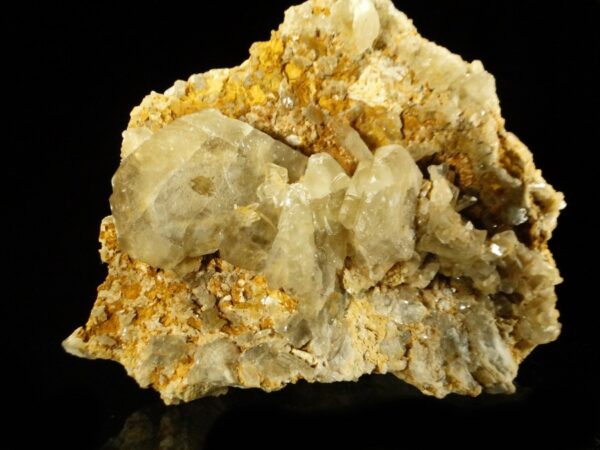 Un ensemble de cristaux de baryte de Saint Georges les Bains, une pièce pour collectionneur de minéraux.