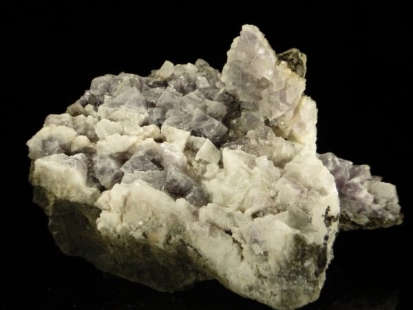 Un ensemble de cristaux de fluorite de Durfort dans le Gard, c'est une pièce pour collectionneur de minéraux.