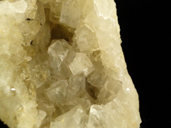 Un ensemble de cristaux de fluorite de la mine de Fontsante, une pièce pour collectionneur de minéraux.