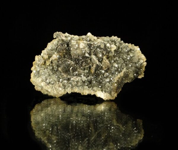 Une pièce de dolomite et calcite de Trèves dans le Gard, c'est une pièce pour collectionneur de minéraux.