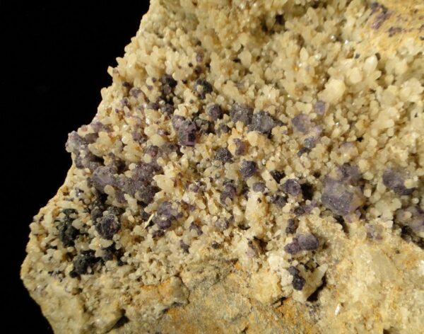 Un ensemble de cristaux de fluorite associé à du quartz et de la sidérite d'Ambazac, c'est une pièce pour collectionneur de minéraux.