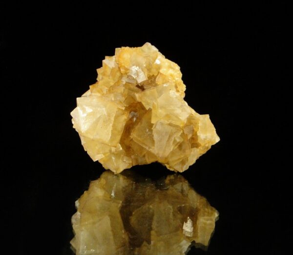 Un ensemble de cristaux de fluorite de Arbouet dans les Pyrénées, c'est une pièce pour collectionneur de minéraux.