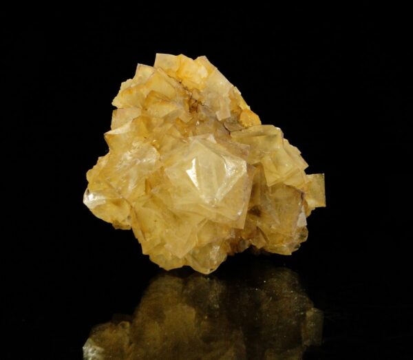 Un ensemble de cristaux de fluorite de Arbouet dans les Pyrénées, c'est une pièce pour collectionneur de minéraux.