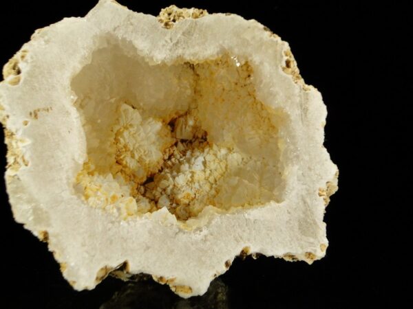Une géode de calcite du Maroc, une pièce pour collectionneur de minéraux.