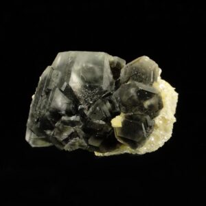 Un ensemble de cristaux de fluorite et de muscovite de Namibie, Erongo, c'est une pièce pour collectionneur de minéraux.