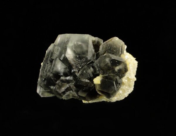 Un ensemble de cristaux de fluorite et de muscovite de Namibie, Erongo, c'est une pièce pour collectionneur de minéraux.
