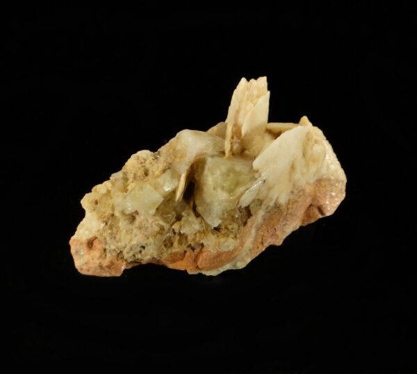 Un ensemble de crisatux de fluorite et de baryte de la mine de Lantignié, c'est une pièce pour collectionneur de minéraux.