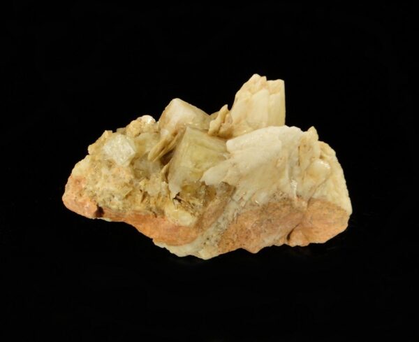 Un ensemble de crisatux de fluorite et de baryte de la mine de Lantignié, c'est une pièce pour collectionneur de minéraux.