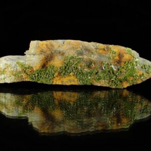 Un ensemble de cristaux de pyromorphite de la mine de Saint Salvy dans le Tarn, c'est une pièce pour collectionneur de minéraux.