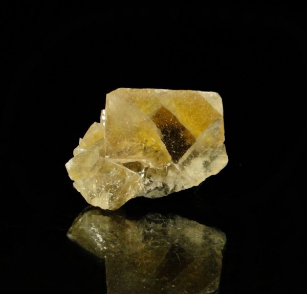 Un ensemble de cristaux de fluorite de Challaic, c'est une pièce pour collectionneur de minéraux.