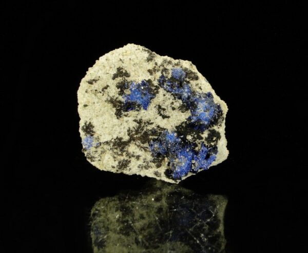 Ce sont des cristaux d'azurite, chessylite de la mine de Chessy, c'est une pièce pour collectionneur de minéraux.