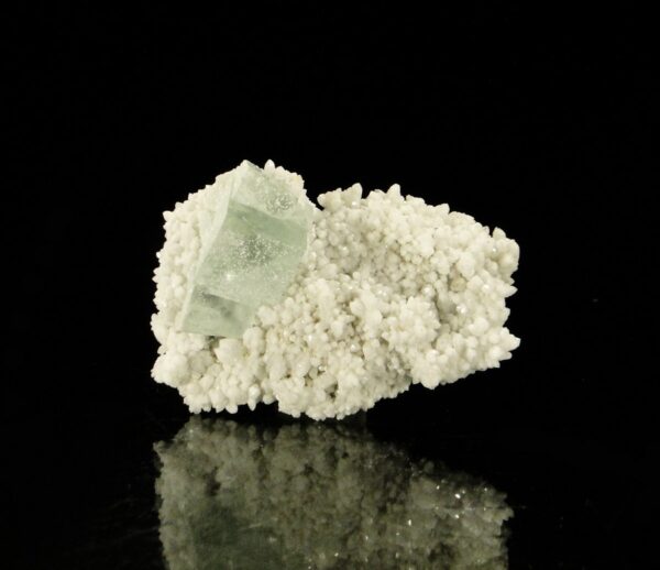 Un ensemble de cristaux de fluorite sur quartz du Hunan en Chine, c'est une pièce pour collectionneur de minéraux.