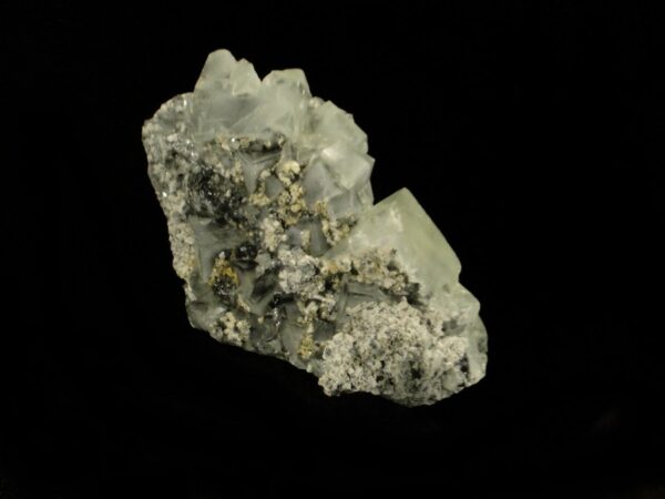 Un ensemble de cristaux de fluorite de la province du Hunan en Chine, c'est une pièce pour collectionneur de minéraux.