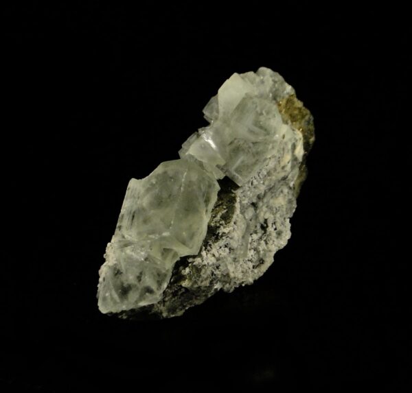 Un ensemble de cristaux de fluorite de la province du Hunan en Chine, c'est une pièce pour collectionneur de minéraux.