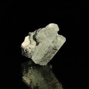 Un ensemble de cristaux de tourmaline et d'aigue marine, la pièce vient de Erongo en Namibie, c'est un échantiilon de minéraux pour collectionneur.