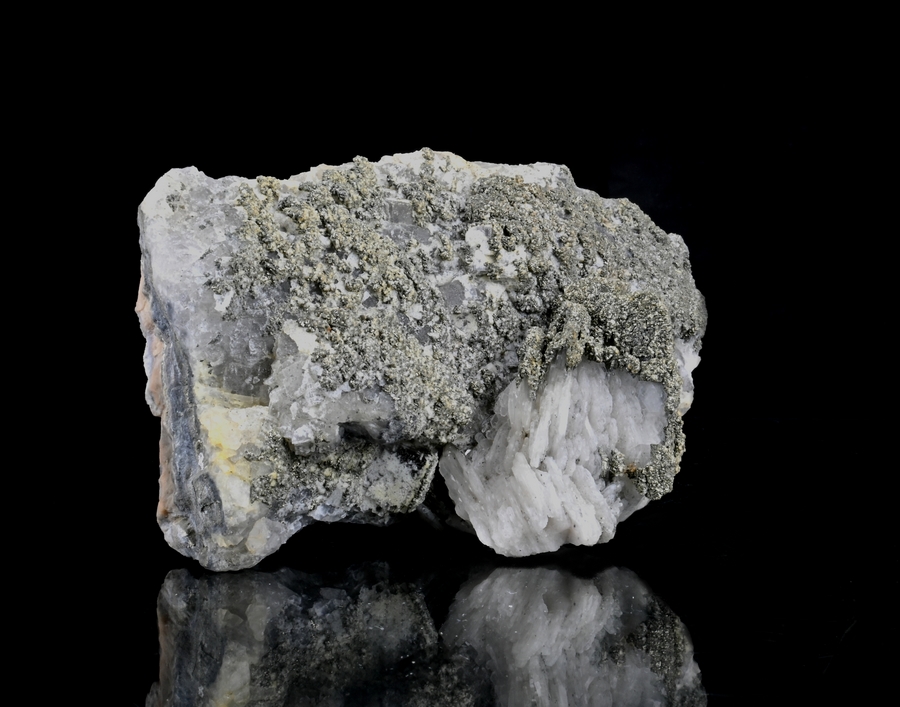 Une pièce de baryte de la mine du Rossignol, Chaillac, en vente sur le site de minéraux , la Malle du Collectionneur.