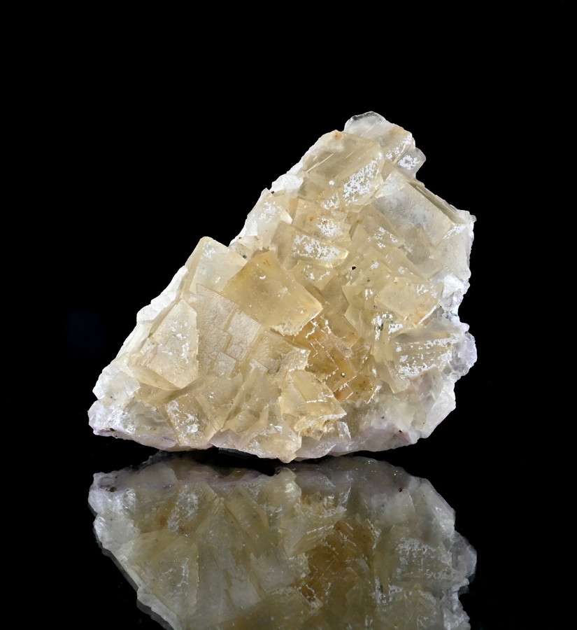Une pièce de fluorite de la mine de Fontsante, dans le Var. C'est une pièce pour collectionneur de minéraux présentée par la Malle du Collectionneur.