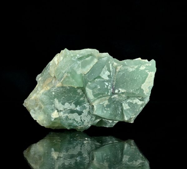 Un minéral de collection, c'est une fluorite de La Barre, en Auvergne, en vente sur la malle du collectionneur de minéraux.