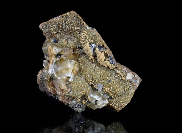 Ce sont des cristaux de fluorite, sidérite et sphalérite, la pièce vient de Peyrebrune, dans le Tarn. C'est une pièce pour collectionneur de minéraux présentée par la Malle du Collectionneur.