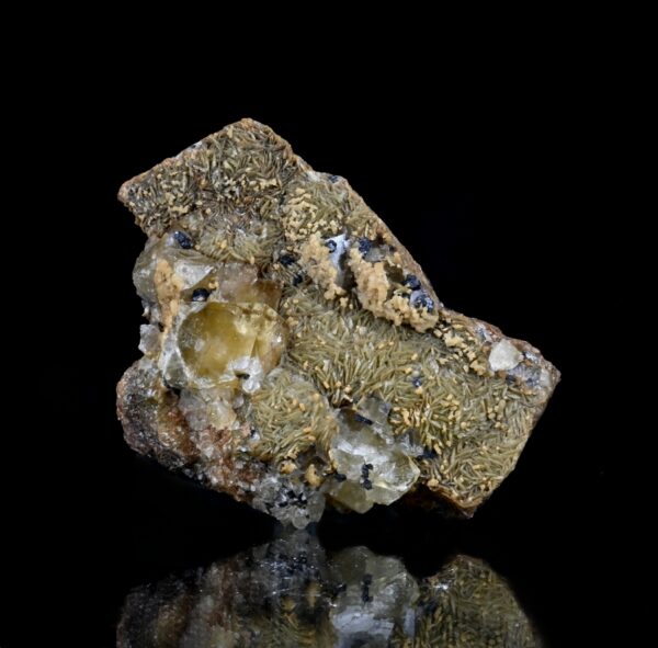 Ce sont des cristaux de fluorite, sidérite et sphalérite, la pièce vient de Peyrebrune, dans le Tarn. C'est une pièce pour collectionneur de minéraux présentée par la Malle du Collectionneur.