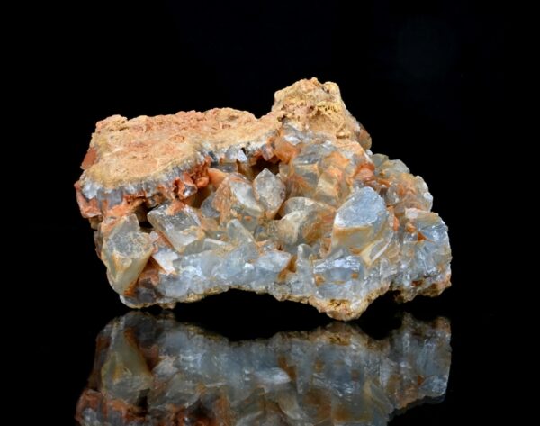 Une pièce de baryte et de goethite des Redoutières, proche de la mine de Chaillac. C'est une pièce pour collectionneur de minéraux présentée par la Malle du Collectionneur.