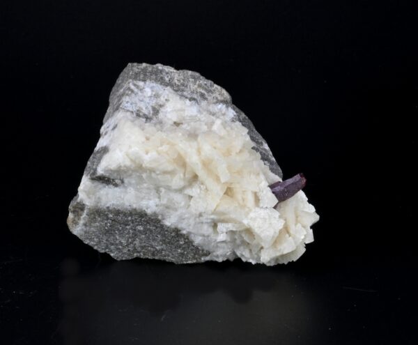 Un cristal de cinabre sur dolomite, une pièce de collection venant de Chine, proposée par la malle du Collectionneur.