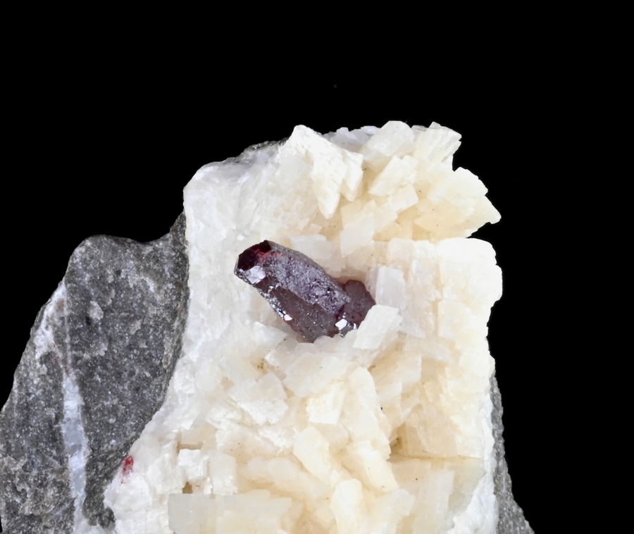 Un cristal de cinabre sur dolomite, une pièce de collection venant de Chine, proposée par la malle du Collectionneur.