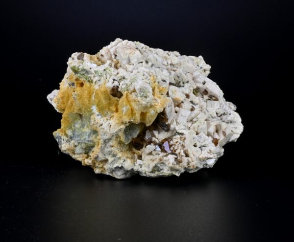 Des cristaux de titanite sur de l'albite provenant du gisement de Imilchil au Maroc, c'est une pièce de collection de la Malle du Collectionneur.