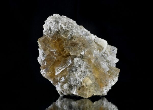 Ceci est une pièce de fluorite de la mine du Rossignol, à Chaillac dans l'Indre, à vendre par La Malle du Collectionneur.