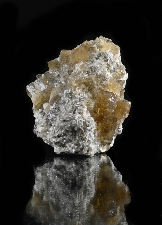 Ceci est une pièce de fluorite de la mine du Rossignol, à Chaillac dans l'Indre, à vendre par La Malle du Collectionneur.